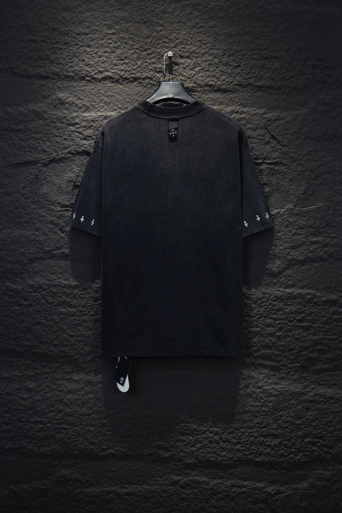 P190 🆕Chrome Hearts os version is really charming and Chrome Hearts is really a must-have. Each season's new version is made to the extreme. It is very practical and can be worn casually. Nice✔️ - ⚠️100% cotton. Made of 32-count double yarn, 260-gram weight fabric and imported knitted carded cotton. The thickness is moderate, drapey and contoured, and the upper body is comfortable! ! It is very tolerant to fat body types and can instantly lose five pounds after wearing it!  Front panel #Back panel Neckline Bronzing elements# Imported hardware heavy craftsmanship and imported accessories. The body is washed, fried, frayed and added with handmade elements, which greatly increases the interest of the clothing; unique visual effects. The special fraying effect creates a unique distressed effect. The addition of handmade elements to the body greatly increases the interest of the clothing; it has a unique visual effect. After special fraying effect treatment, a unique distressed effect is formed. An irregular hem is added to the version. This year, Crow Heart is focusing on the version. In the past two years, the oversize version has become the focus of the trend. It has also been a popular staple in the past two years. The change of designers has made this brand an instant hit. The progressive fashion of the times also needs the blood impact of fresh elements and trendy designs in order to continue its glory! It’s stylish both inside and outside, a must-have for high street travel! An absolute "eye-catching style" that can match couples 💏 Color: washed black and white Size: S M L XL
